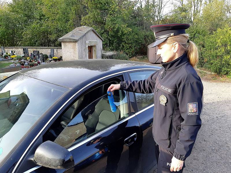 V období „Dušiček“ na přelomu října a listopadu se policisté na Orlickoústecku zaměřili na kontroly zabezpečení vozidel proti vloupání, na parkovištích a přilehlých místech u hřbitovů a pietních míst.
