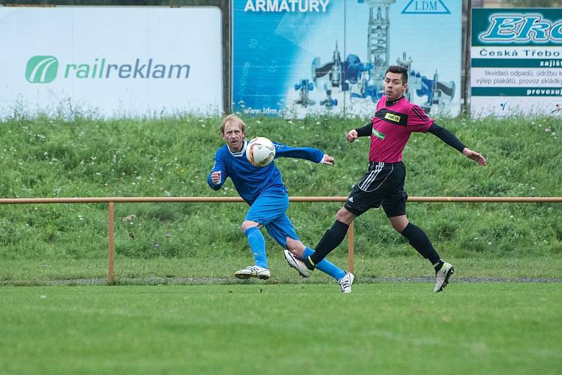 Česká Třebová porazila Moravany (v modrém) vysoko 4:0.