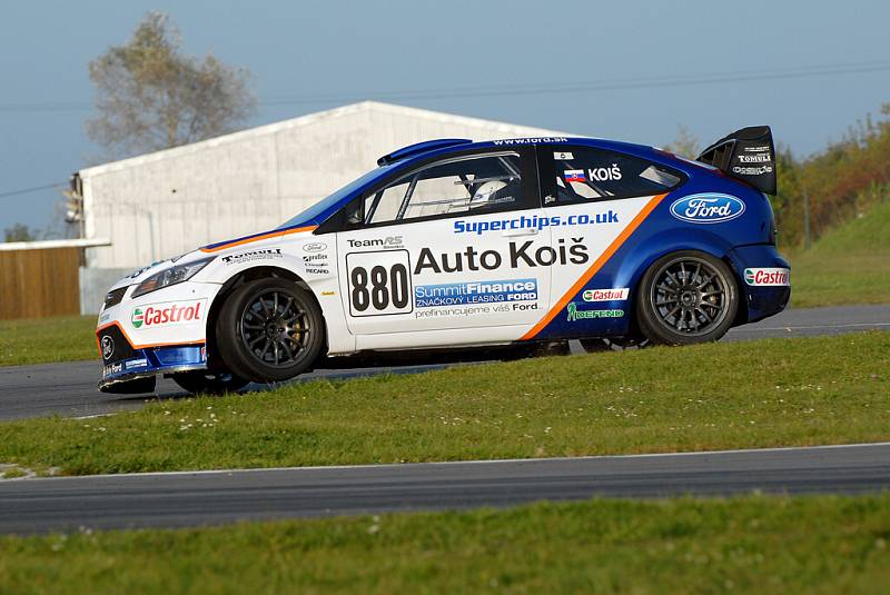 RYCHLÁ AUTA. Na startu byla téměř devadesátka jezdců z České republiky, Slovenska a Polska doplněná dvěma excelentními driftery (jízda smykem) na vozech BMW M3, kteří přiváděli diváky do varu.