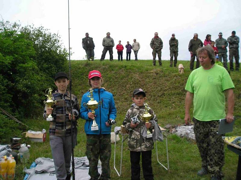 Dětské rybářské závody v Lukavici. 