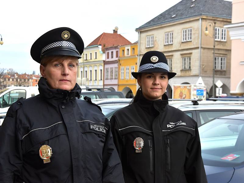 U Městské policie v Litomyšli pracuje Jana Bulvová a Karolína Sokolová.