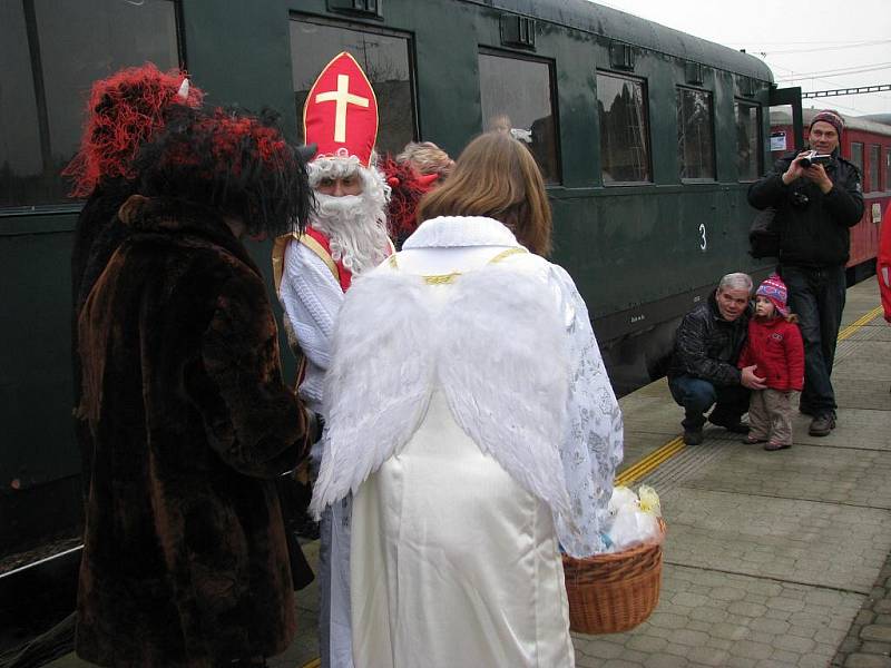 Děti jely párou s Mikulášem a jeho družinou z Chocně do Litomyšle.