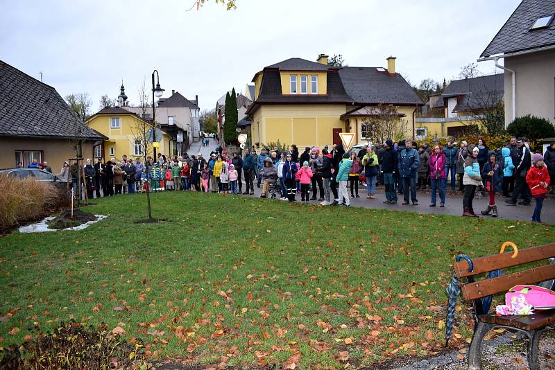 Lípu na letohradském Náměstí svobody zasadili biatlonisté s dcerami.