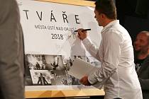 V Malé scéně byl představen kalendář Tváře města Ústí nad Orlicí 2018.