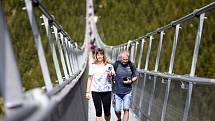 Na nejdelší visutý most na světě Sky Bridge 721 na Dolní Moravě vstoupili v pátek třináctého první stovky turistů.