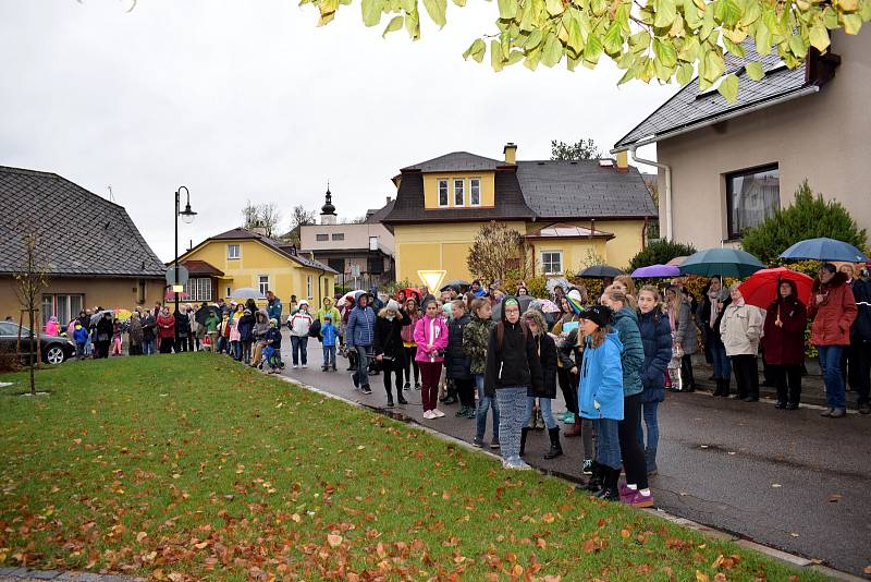 Lípu na letohradském Náměstí svobody zasadili biatlonisté s dcerami.