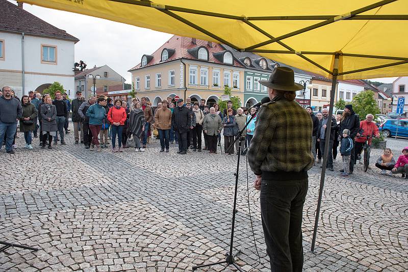 Nejsme slepí. S tímto mottem se na Starém náměstí v České Třebové sešlo okolo stovky lidí lidí na demonstraci za nezávislost justice.