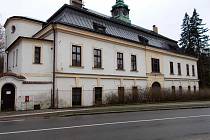 Zpustlé sídlo bývalého internátu a výchovného ústavu v Brandýse nad Orlicí.