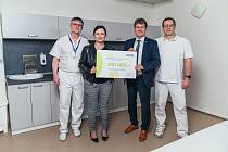 Sto tisíc korun od společnosti Reiter CZ s.r.o. poputuje na dobudování a provoz vakcinačního centra proti onemocnění covid-19. FOTO: Rieter CZ