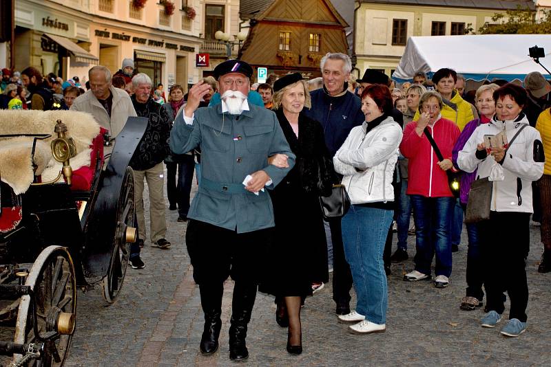V duchu první republiky se nesl Koloběh života v Jablonném nad Orlicí. Akce Nadačního fondu Koloběh života nabídla hudbu, tanec, módní přehlídku i fotokoutek.