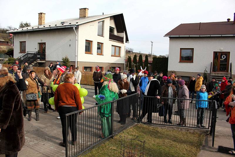 kapela Choceňačka se v sobotu po dopoledním masopustu v Chocni přesunula do Dobříkova. Tady bylo tématem „Shrňme posledních sto let“ a nechyběl ani tanec a dobrá zábava.