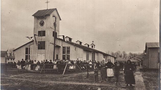 Dominantou uprchlické kolonie byl kostel, jehož základní kámen byl položen v polovině prosince 1914