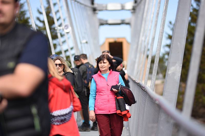 Na nejdelší visutý most na světě Sky Bridge 721 na Dolní Moravě vstoupili v pátek třináctého první stovky turistů.