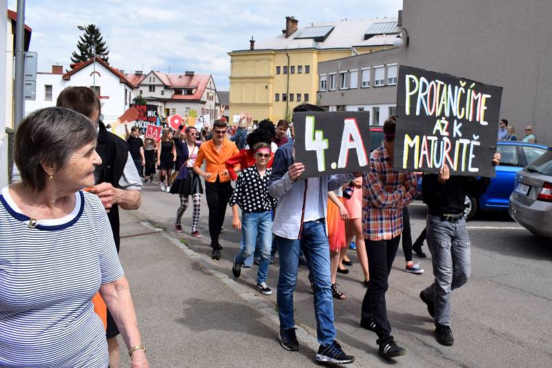 Na majálesový průvod v Žamberku navázala estráda