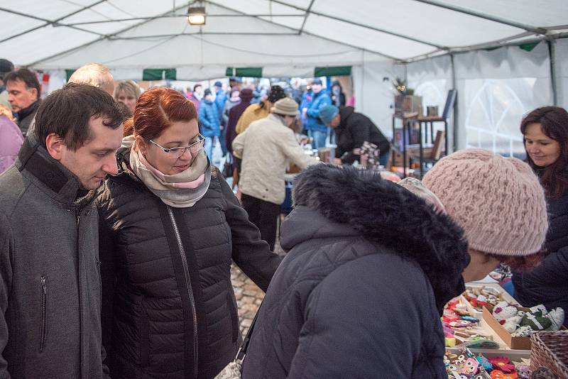 V Nádražní ulici v České Třebové se v neděli konaly vánoční trhy.