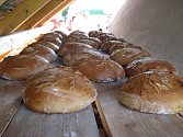 Pečení chleba v Sopotnici. 