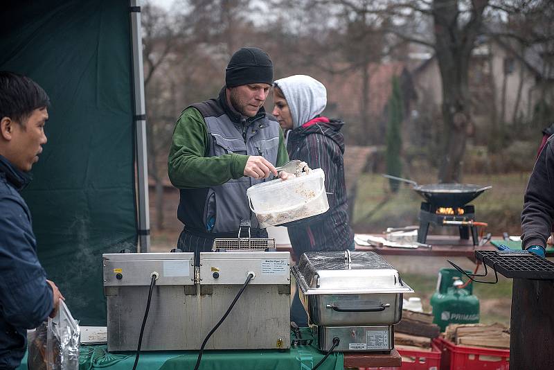 Na tradičním výlovu prodávali i ryby na grilu.