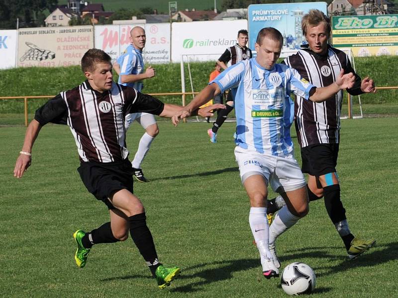 Fotbalisté České Třebové (v modrém).