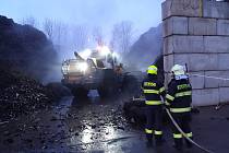 Plameny šlehající ze skládky recyklovaného kovo-odpadu likvidovaly dvě jednotky hasičů