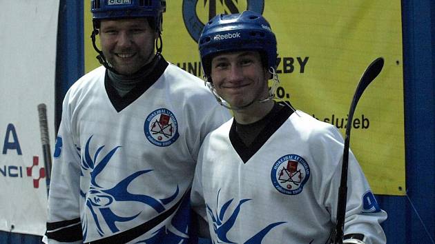 S ÚSMĚVEM na tváři se všechno dělá lépe. Obránce Daniel Urban (vlevo) vymění rukavice a hokejku za letenku a poletí poznávat Skotsko.