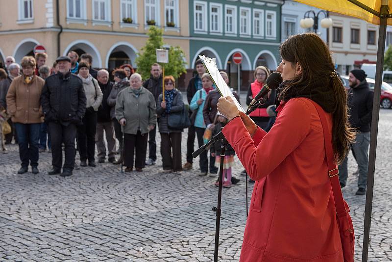 Nejsme slepí. S tímto mottem se na Starém náměstí v České Třebové sešlo okolo stovky lidí lidí na demonstraci za nezávislost justice.