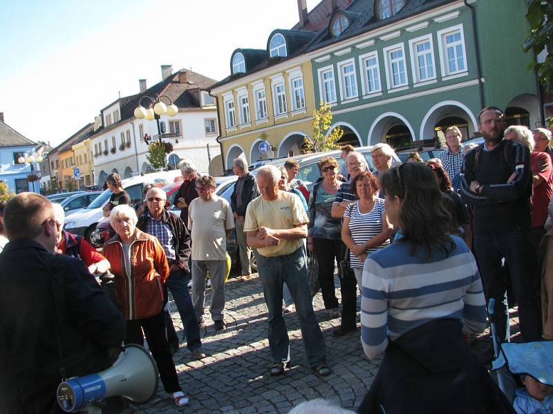 Odpůrci přestavby domu u rotundy uspořádali veřejné setkání a společně se zúčastnili jednání zastupitelů.