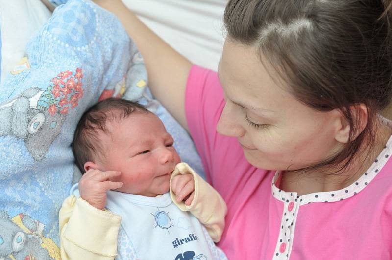 Vítek Štindl se narodil 15. března v 16.38 hodin. Radují se z něj rodiče Alena Karalová a Michal Štindl z Vysokého Mýta. Chlapeček vážil 3,608 kg.