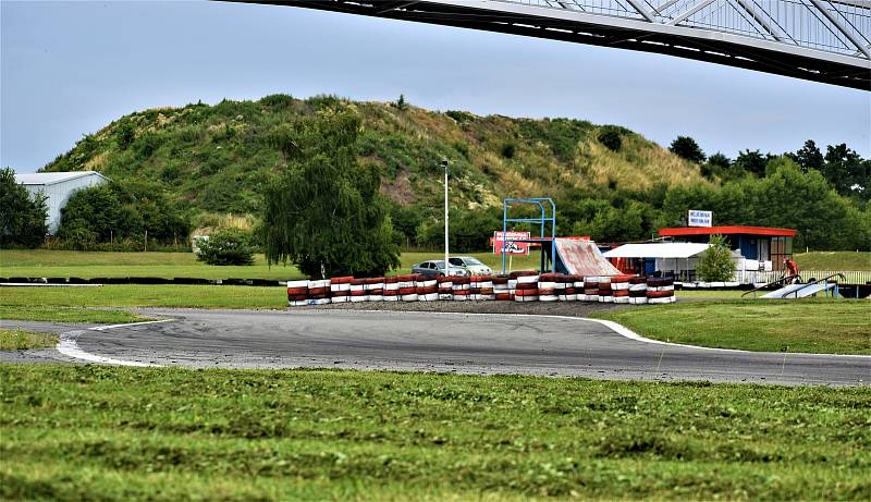 Zavítáte-li v těchto dnech do prostor vysokomýtského autodromu, všimnete si nejen obvyklých návštěvníků, kteří využívají dopravní hřiště či půjčovnu motokár.