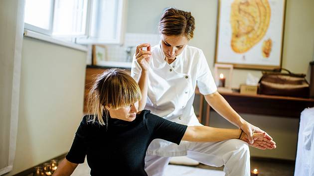 Klára Krňávková se  stala expertkou na tradiční čínskou medicínu a bioenergetickou akupunkturu.