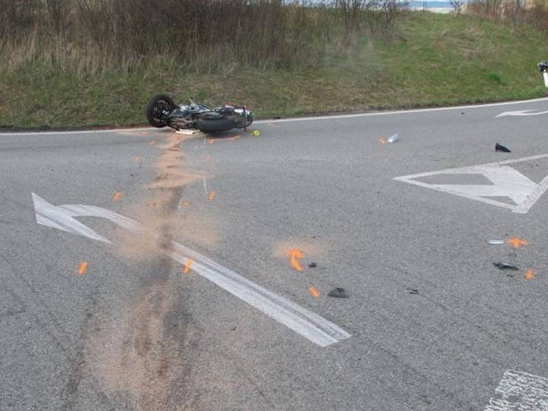 Vážná nehoda osobního auta a motorkáře.