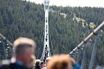 Na nejdelší visutý most na světě Sky Bridge 721 na Dolní Moravě vstoupili v pátek třináctého první stovky turistů.