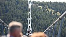 Na nejdelší visutý most na světě Sky Bridge 721 na Dolní Moravě vstoupili v pátek třináctého první stovky turistů.