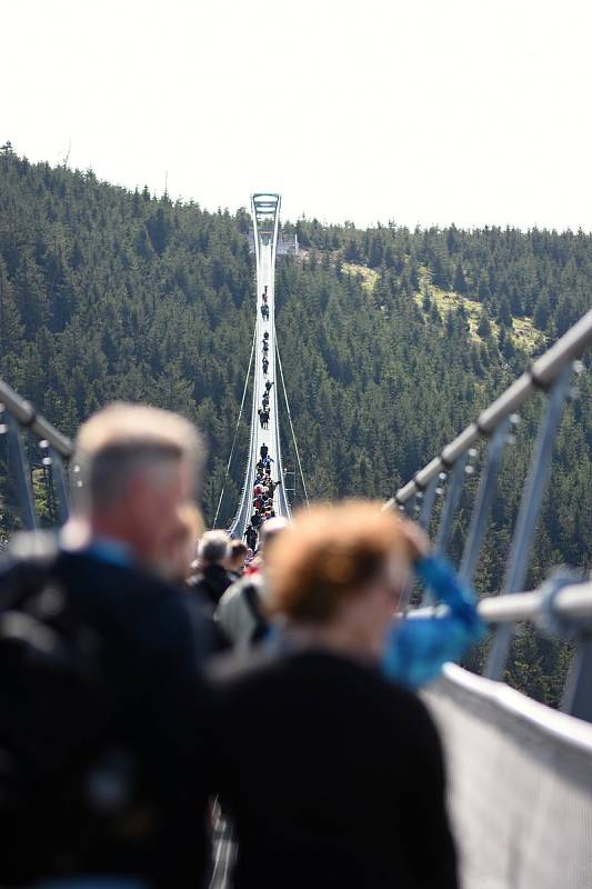 Na nejdelší visutý most na světě Sky Bridge 721 na Dolní Moravě vstoupili v pátek třináctého první stovky turistů.