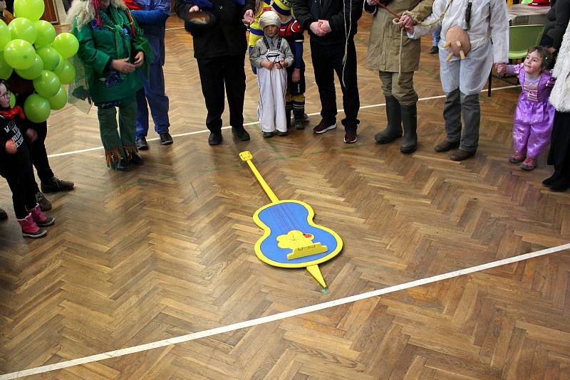 kapela Choceňačka se v sobotu po dopoledním masopustu v Chocni přesunula do Dobříkova. Tady bylo tématem „Shrňme posledních sto let“ a nechyběl ani tanec a dobrá zábava.