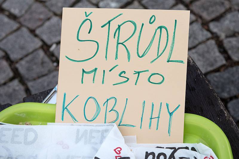 Nejsme slepí. S tímto mottem se na Starém náměstí v České Třebové sešlo okolo stovky lidí lidí na demonstraci za nezávislost justice.