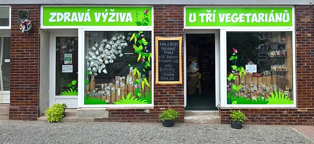 Seitan, tempeh, tofu - to vše lidem, kteří se vyhýbají masu naservírují v jídelně U tří vegetariánu v centru města Ústí nad Orlicí. Denně zde vaří dvě hlavní jídla, pochutnat si zákazníci mohou ale také na polévkách, salátech, vegetariánských pizza placká