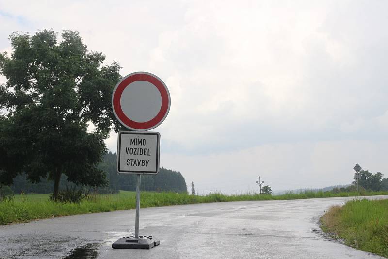 Chaos v autobusové dopravě přineslo v pondělí 2. srpna uzavření silnice ve Skrovnici na Orlicku. Úsek od křižovatky se silnicí směr Seč po Lhoty u Potštejna bude neprůjezdný do 19. září.