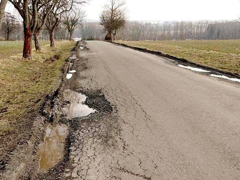 Zničená silnice v okolí Semanína.