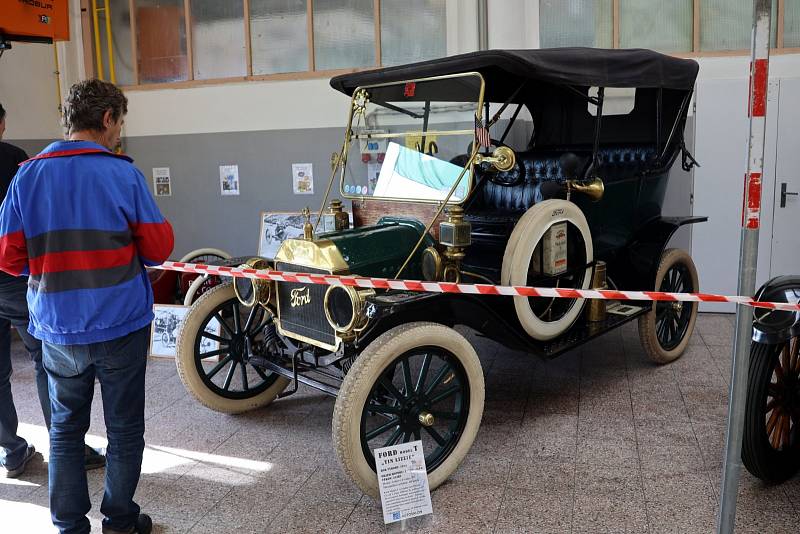 Autosalon doprovodila výstava legendárních amerických vozů.