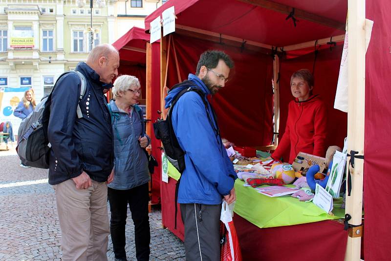 Osmý ročník Integračního dne s podtitulem …aneb Jak se žije lidem s postižením zaplnil ústecké Mírové náměstí.