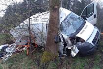 Na silnici u Dolní Dobrouče řidič narazil autem do stromu.