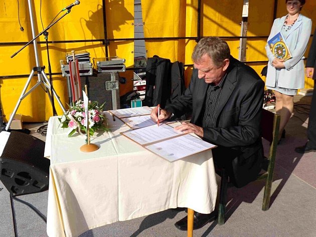 Z podpisu partnerské smlouvy mezi Jablonným nad Orlicí a městem Seehausen. 