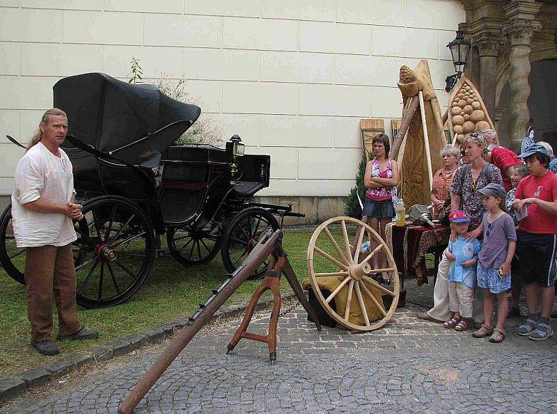 Řemesla zpracovávající dřevo přilákala do Žamberku množství návštěvníků. Nelitovali, bylo se na co dívat.