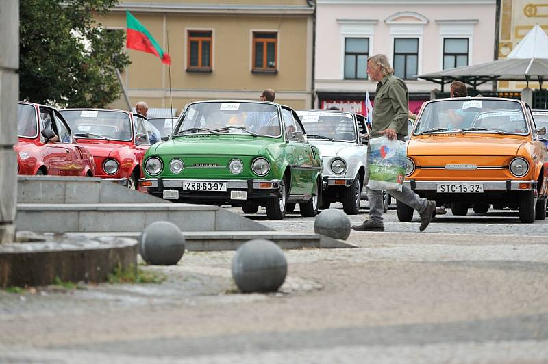 Sraz vozů Škoda 110R Coupé ve Vysokém Mýtě.