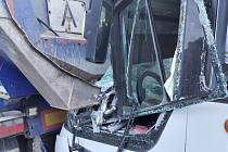 Nehoda autobusu a nákladního auta ve Vysokém Mýtě