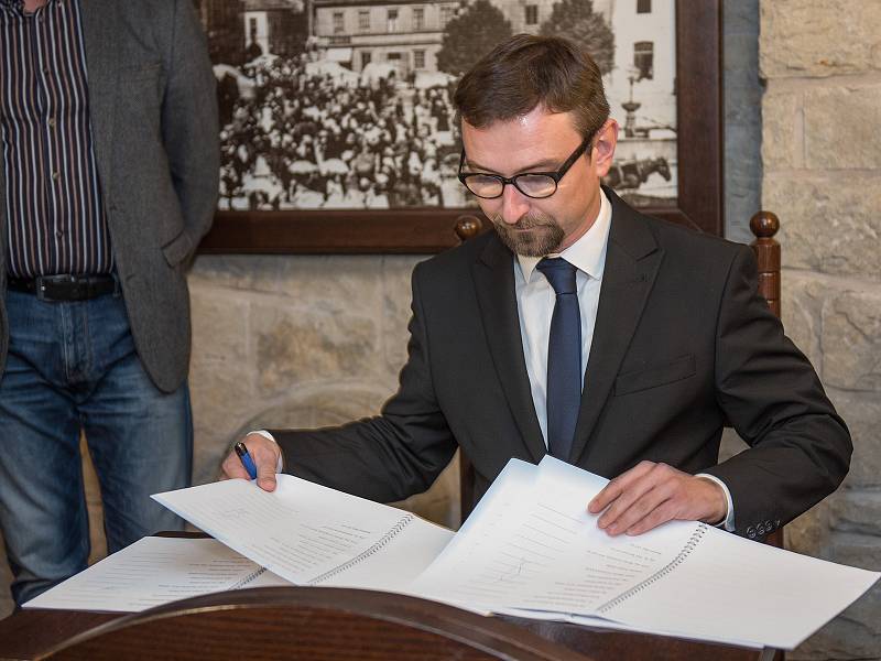 Podpis koaliční dohody v České Třebové.