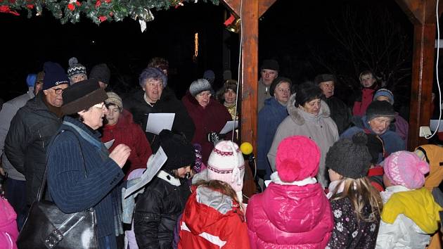 Rozsvícení vánočního stromu a zpívání koled v Lukavici.