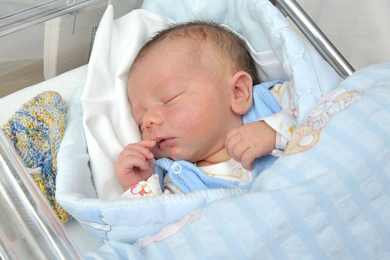 Adam Jakub Ščučka se narodil 17. dubna v 22.33 hodin. S rodiči Radkou Glotzmannovou a Jakubem Ščučkou bude doma v Krasíkově. Chlapeček vážil 3,400 kg. 