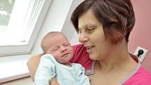 Jakub Maixner se narodil 6. 6. v 17.55 hodin. Vážil 4,340 kg a s rodiči Veronikou a Ladislavem a sestřičkou Karolínkou bude doma v Letohradě.