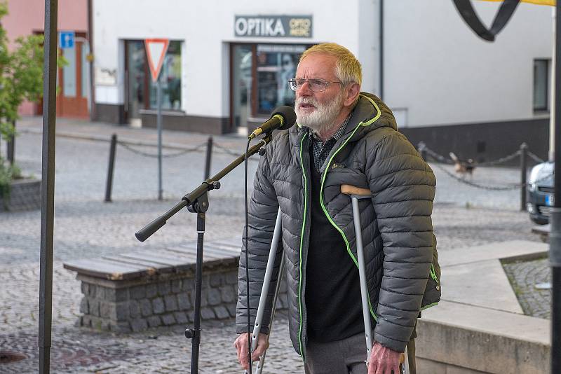 Nejsme slepí. S tímto mottem se na Starém náměstí v České Třebové sešlo okolo stovky lidí lidí na demonstraci za nezávislost justice.